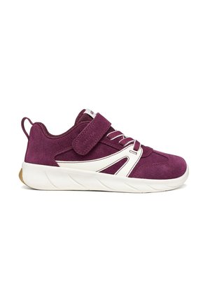 Zapatilla deportiva baja morada con suela blanca, acentos blancos en los lados, cordones elásticos y una tira de velcro, mostrada desde el lado exterior.