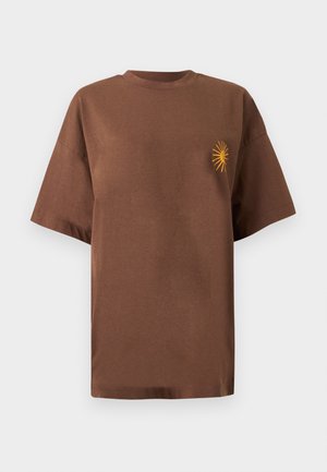 Braunes T-Shirt mit kurzen Ärmeln, kleinem gelbem Sonnenmotiv auf der linken Brust, Rundhalsausschnitt und weiter Passform.