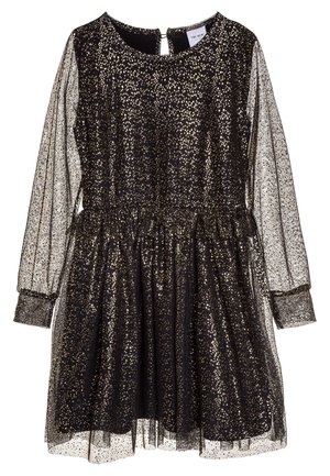 Czarna sukienka z złotymi drobinkami, długimi przezroczystymi rękawami, elastycznym pasem i falbanistym dołem. Zapięcie na plecach w kształcie łezki dodaje szczegółu.