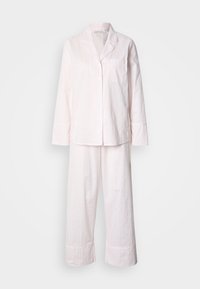 Ensemble de pyjama rayé rose clair en tissu doux, comprenant une chemise à boutons avec une poche et un pantalon à coupe décontractée avec des larges revers.