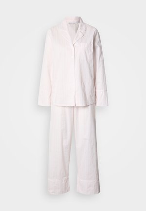 Lys rosa stripete pysjamasett laget av mykt stoff, med en skjorte med knapper og lomme samt avslappede bukser med vide mansjetter.