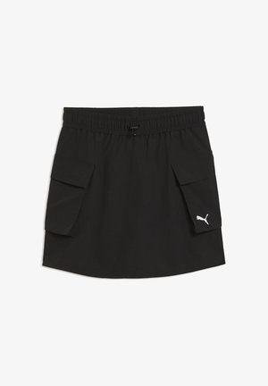 Jupe courte noire avec une ceinture élastique, deux grandes poches cargo latérales et un logo Puma blanc sur le rabat de la poche droite.