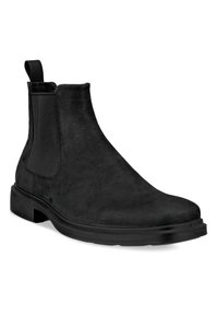 Stivale Chelsea in suede nero con suola in gomma a profilo basso, pannelli laterali elasticizzati e una linguetta per una facile calzata. Texture liscia con cuciture minime.