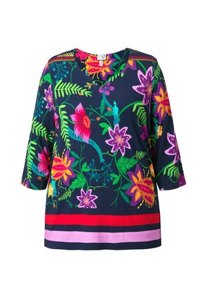 Marineblaue Bluse mit 3/4-Ärmeln, lebhaftem Muster aus pinken, lila, orangen Blumen und grünen Blättern sowie horizontalen roten, schwarzen und pinken Streifen am Saum.