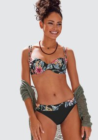 Svart blomstret bikini med fargerike blomster på toppen og midjen. Toppen har underwire, tynne stropper, og er kombinert med matchende underdel.
