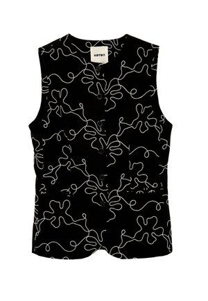 Chaleco negro sin mangas con botones, con un patrón abstracto de garabatos blancos y formas orgánicas, con una pequeña etiqueta de la marca en el cuello.