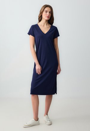 REGULAR FIT V NECK SHORT SLEEVE   - Strickkleid - dark blue