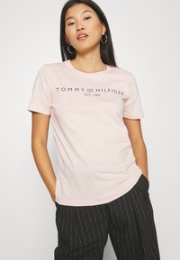 Tommy Hilfiger REGULAR FIT - T-shirt con stampa - whimsy pink
