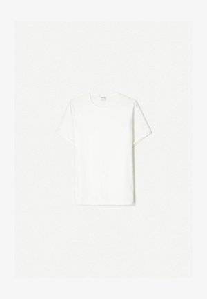 Bela bombažna majica, krojena z okroglim izrezom, kratkimi rokavi, ohlapen kroj, gladka tekstura, brez vidnih vzorcev ali poudarkov.