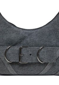 Denim tas in donkergrijs met een gestructureerde vorm. Beschikt over een brede strap met metalen hardware en gestikte details op het oppervlak.