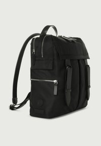 Zaino nero realizzato in un tessuto durevole, con molteplici scomparti, cerniere e dettagli in pelle. Dotato di spallacci regolabili e una forma squadrata.
