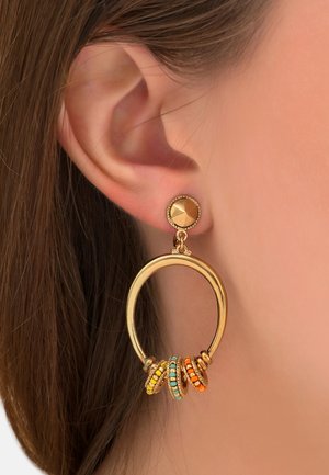 Boucles d'oreilles en or en forme de créole avec un clou rond en haut, ornées de trois accents colorés en turquoise, orange et jaune.