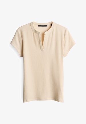 Beige geribbelde top met korte mouwen, een ronde kraag en een gedeeltelijke knoopsluiting. Soepele textuur met een ontspannen pasvorm.