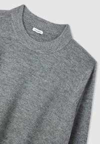 Maglione grigio lavorato a maglia con colletto a girocollo a coste e maniche lunghe, realizzato in un tessuto morbido con una finitura leggermente testurizzata.