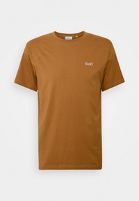 T-shirt en coton marron à manches courtes, avec un col rond et un petit logo blanc « forét » sur la poitrine gauche.