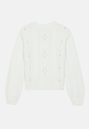 Suéter blanco de punto con un patrón de trenzado, acentos de perlas, puños y dobladillo acanalados, con un cuello redondo y mangas largas.