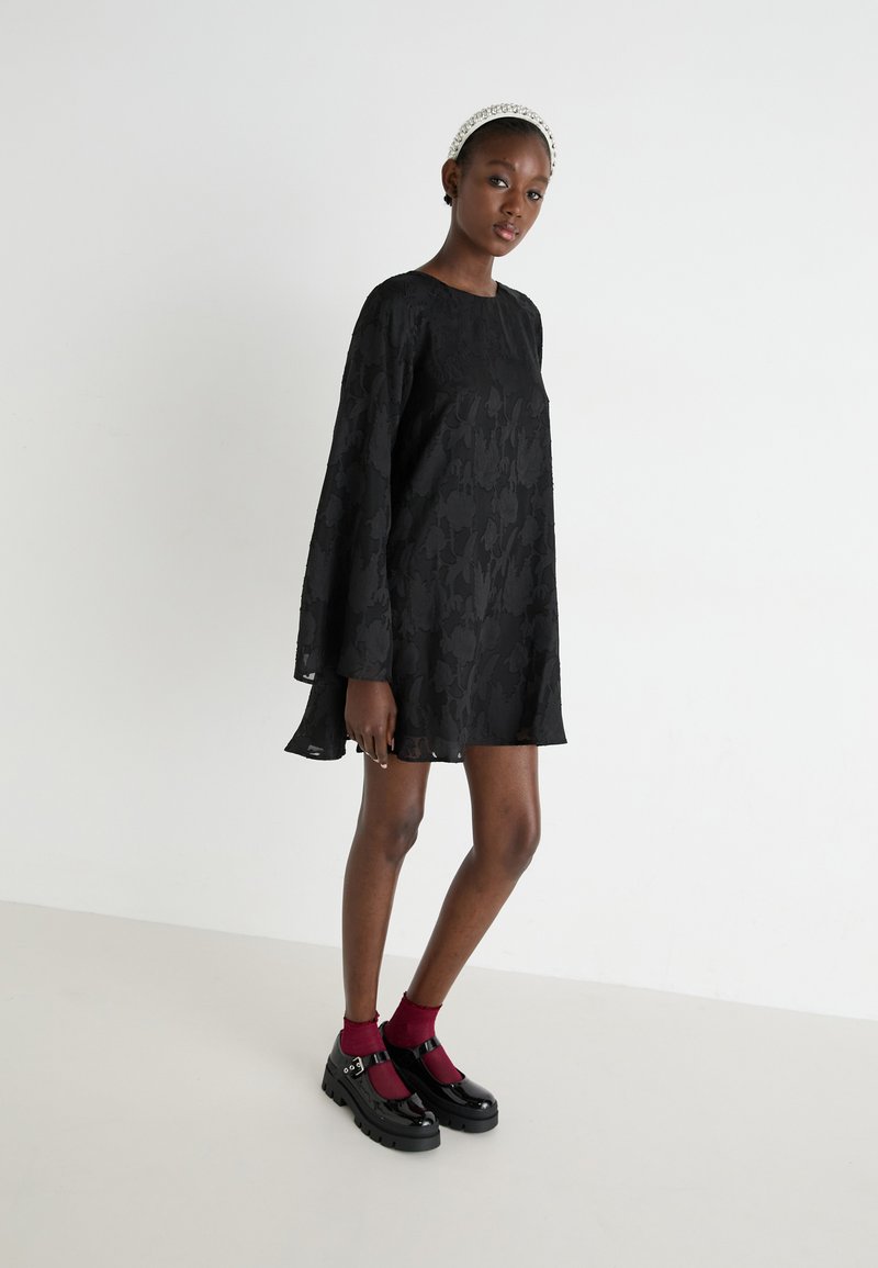 Gina Tricot WIDE FLOWY FLORAL DRESS - Cocktailkjole / festkjole - black/sort - Zalando.dk Gina Tricot WIDE FLOWY FLORAL DRESS - Cocktailkjole / festkjole - black/sort - Zalando.dk