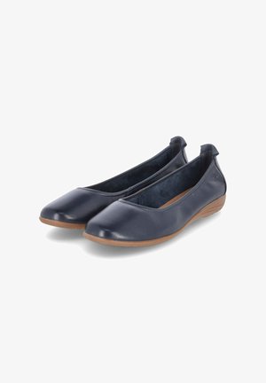 Ballerine in pelle blu navy con punta rotonda, tacco basso e suola esterna in gomma dura marrone testurizzata; fodera interna liscia.