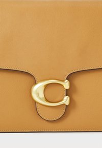 COACH RUNWAY CHAIN TABBY SHOULDER BAG 35 - Handtasche - honey brown