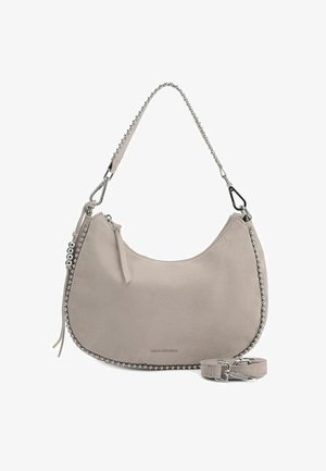 Hobo-Tasche aus hellgrauem Wildleder mit silberfarbigen Nietenakzenten und abnehmbarem Tragegurt. Verfügt über einen Reißverschluss und eine geschwungene Form.