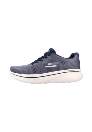 Zapatilla deportiva azul marino con suela blanca, parte superior de malla transpirable, cierre de cordones y logotipo "S" en el lateral, diseñada para soporte del arco.
