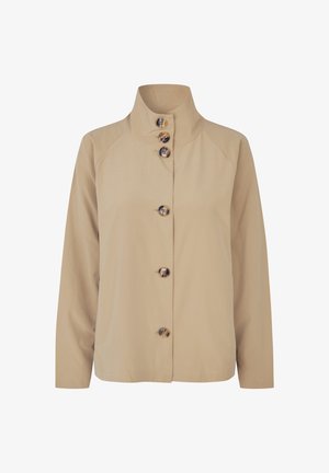 Beżowa kurtka z wysokim kołnierzem, posiadająca sześć dużych, okrągłych guzików z przodu oraz gładką, teksturowaną tkaninę.