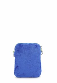 Pochette blu soffice con una texture morbida, forma rettangolare, chiusura a zip superiore e un accento verde sul tirazip.
