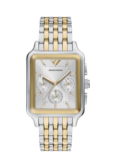 Silberne und goldene metallische Chronograph-Uhr mit rechteckigem Gehäuse, weißem strukturiertem Zifferblatt, drei Unterzifferblättern und einem Gliederarmband.