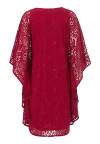 Röd spetsklänning med lös passform och batwingärmar. Har ett blommönster och genomskinlig textur, med längd som sträcker sig till mitten av låren.