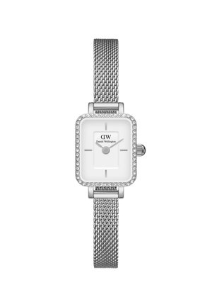 Zilveren rechthoekig Daniel Wellington-horloge met kristallen bezette lunette, minimalistische witte wijzerplaat en zilveren mesh band.