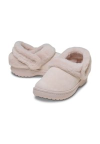 Zapatillas rosas con forro de piel sintética, punta redondeada y diseño de cuello plegable. Suela de goma texturizada para agarre y estabilidad.