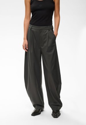 Gestuz, CALLIA BARREL PANTS - Панталони - raven