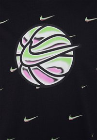 Sort skjorte med stort, stiliseret basketballgrafik i hvid, grøn og pink; små Nike-logoer spredt rundt om designet.
