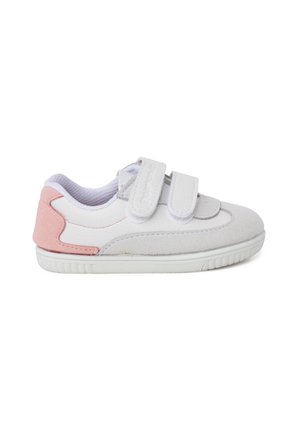 Weißer Veloursleder-Schuh mit pinken Wildlederakzenten, glattem Leder-Obermaterial, runder Form und strukturiertem Gummisohle. Entworfen für Komfort und einfaches Tragen.