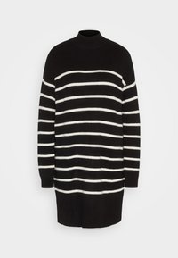 Pull long en maille noire avec des rayures horizontales blanches et un col rond haut sur un fond uni.