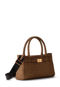 Sac à main marron texturé avec une forme structurée, poignées doubles, quincaillerie dorée et une bandoulière noire amovible. Présente un fermoir décoratif.