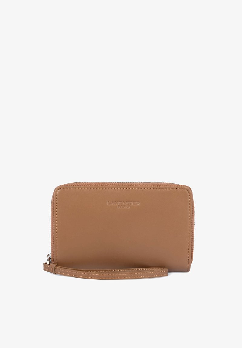 Portefeuille marron en cuir zippé sur tout le tour avec sangle poignet et logo Lancaster Paris embossé à l'avant.