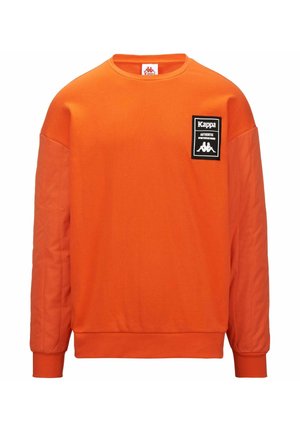 Sudadera naranja con escote redondo, mangas texturizadas y un parche del logo de Kappa en negro en el lado izquierdo del pecho. Puños y dobladillo de canalé.
