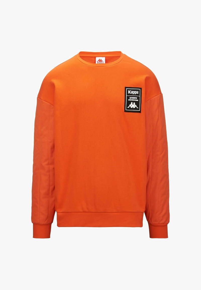 Sudadera naranja con escote redondo, mangas texturizadas y un parche del logo de Kappa en negro en el lado izquierdo del pecho. Puños y dobladillo de canalé.