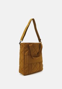 Saco de mão acolchoado em amarelo mostarda com duas alças superiores e uma alça de ombro removível; apresenta uma textura suave e detalhes de costura vertical.