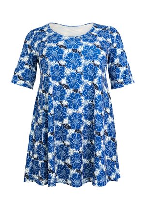 Jurk met korte mouwen tot op de knie en een ronde halslijn, met een blauw-wit bloemenpatroon op een witte achtergrond.