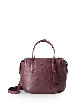 Borsa a mano in pelle bordeaux scuro con due manici, una tracolla staccabile e una piccola etichetta appesa su sfondo bianco.