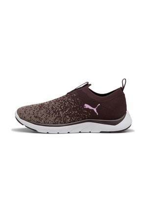Dunkelbrauner Slip-On-Sneaker mit gestricktem Obermaterial, hellrosa Puma-Logo, weißer strukturierter Sohle und Zuglasche an der Ferse.