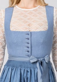 Helles blaues traditionelles Kleid mit tailliertem Oberteil, quadratischem Ausschnitt, Knopfschluss mit blauen Akzenten und gerafftem Rock. Schleife in der Taille.