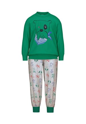 Groene sweatshirt met een hondenafbeelding en bandana-print, gecombineerd met grijze joggingsbroek met meerkleurige hondenillustraties.