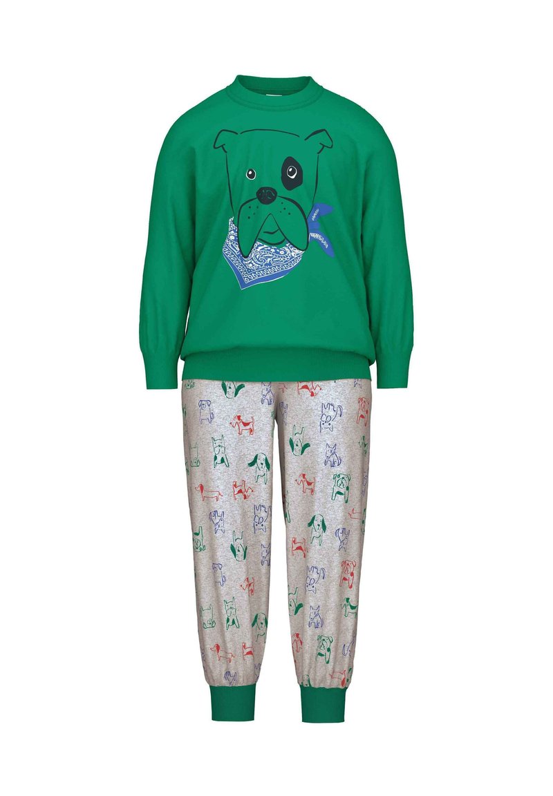 Groene sweatshirt met een hondenafbeelding en bandana-print, gecombineerd met grijze joggingsbroek met meerkleurige hondenillustraties.