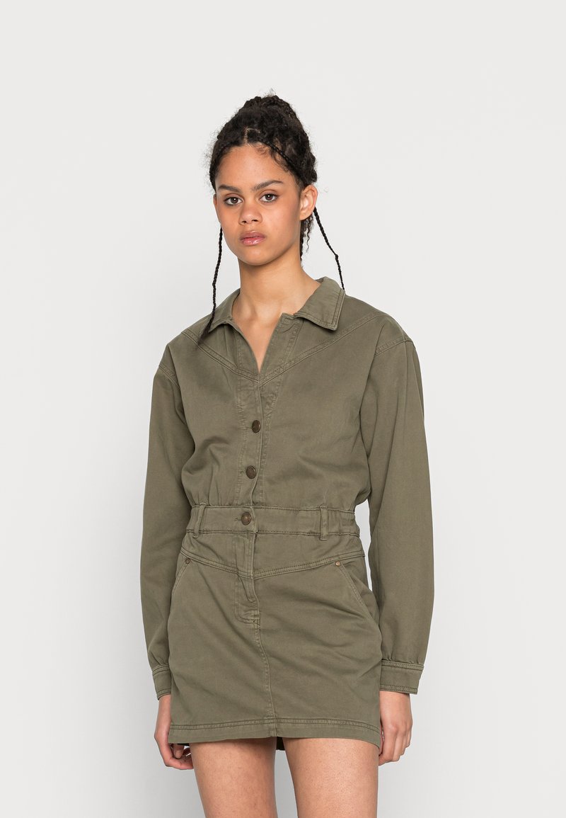 Vestido verde oliva de mangas longas com colarinho, fecho de botões à frente, cintura cingida e costuras anguladas. Feito de um tecido durável com um acabamento texturizado.