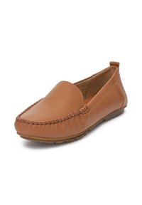 Brązowe skórzane mokasyny wsuwane z detalami szycia wokół palców i gumową podeszwą, zaprojektowane do codziennego noszenia.