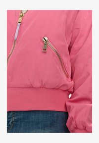 Neizbrano, pink carnation