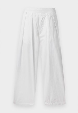 Pantaloni bianchi a gamba larga realizzati in un tessuto leggero. Presentano una vestibilità ampia, pieghe sul davanti e una vita elastica.